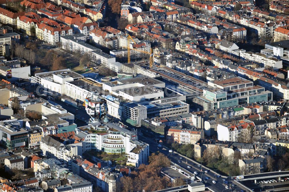 Aerial image Berlin Steglitz - Blick auf das Baufeld Einkaufszentrum Boulevard Berlin - Steglitz. Das Baufeld wird im Osten durch die Schlossstraße, im Süden durch die Schildhornstraße, im Westen durch die Lepsius- straße bzw. den Harry-Breslau-Park und im Norden durch die Markelstraße begrenzt. Das ehemalige Wertheimgebäude steht unter Denkmalschutz. Daher sind Teile der Baukonstruktion und der Fassade zu erhalten und in das geplante Ensemble zu integrieren. Ausführendes Bauunternehmen ist die BAM Deutschland. Building area of the shopping center Boulevard Berlin.