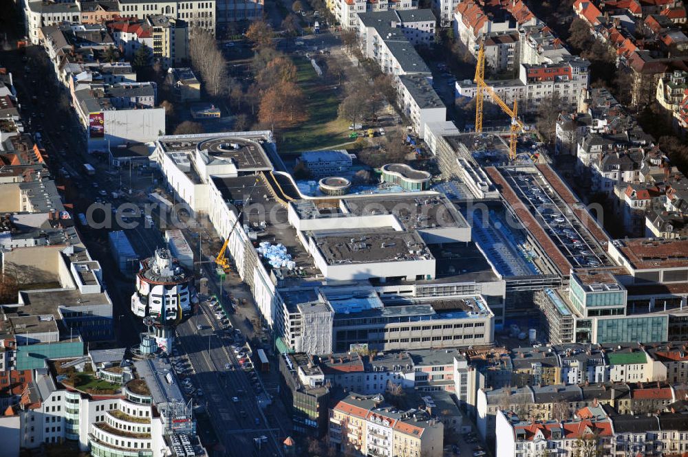 Aerial photograph Berlin Steglitz - Blick auf das Baufeld Einkaufszentrum Boulevard Berlin - Steglitz. Das Baufeld wird im Osten durch die Schlossstraße, im Süden durch die Schildhornstraße, im Westen durch die Lepsius- straße bzw. den Harry-Breslau-Park und im Norden durch die Markelstraße begrenzt. Das ehemalige Wertheimgebäude steht unter Denkmalschutz. Daher sind Teile der Baukonstruktion und der Fassade zu erhalten und in das geplante Ensemble zu integrieren. Ausführendes Bauunternehmen ist die BAM Deutschland. Building area of the shopping center Boulevard Berlin.