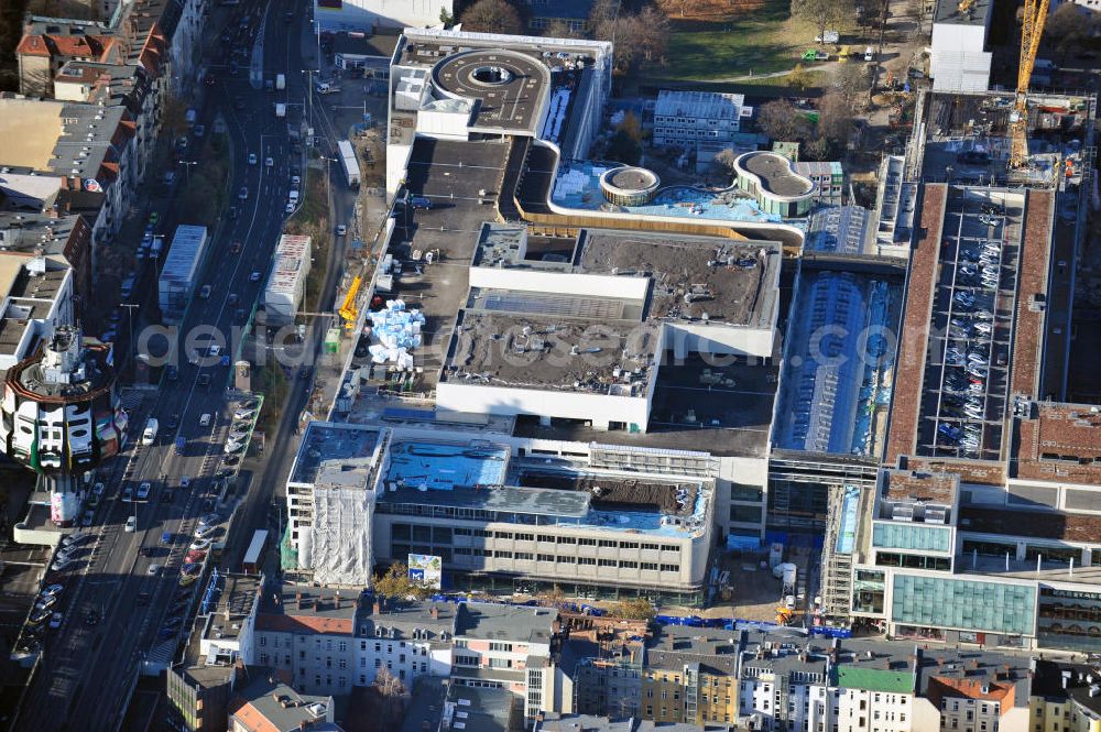 Berlin Steglitz from above - Blick auf das Baufeld Einkaufszentrum Boulevard Berlin - Steglitz. Das Baufeld wird im Osten durch die Schlossstraße, im Süden durch die Schildhornstraße, im Westen durch die Lepsius- straße bzw. den Harry-Breslau-Park und im Norden durch die Markelstraße begrenzt. Das ehemalige Wertheimgebäude steht unter Denkmalschutz. Daher sind Teile der Baukonstruktion und der Fassade zu erhalten und in das geplante Ensemble zu integrieren. Ausführendes Bauunternehmen ist die BAM Deutschland. Building area of the shopping center Boulevard Berlin.