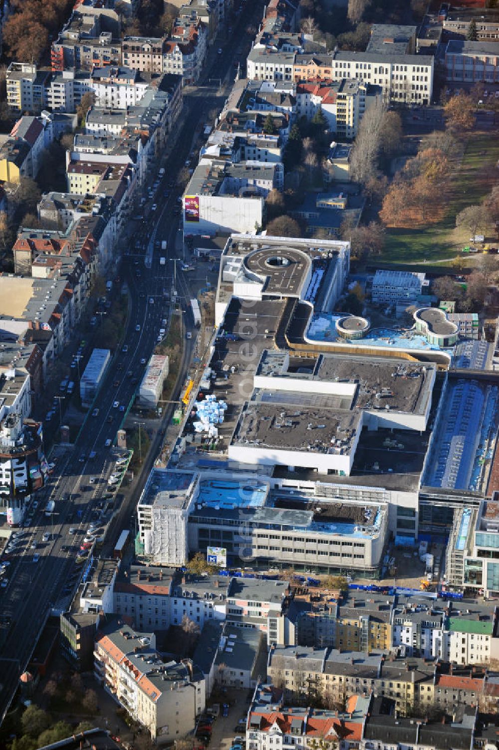 Berlin Steglitz from the bird's eye view: Blick auf das Baufeld Einkaufszentrum Boulevard Berlin - Steglitz. Das Baufeld wird im Osten durch die Schlossstraße, im Süden durch die Schildhornstraße, im Westen durch die Lepsius- straße bzw. den Harry-Breslau-Park und im Norden durch die Markelstraße begrenzt. Das ehemalige Wertheimgebäude steht unter Denkmalschutz. Daher sind Teile der Baukonstruktion und der Fassade zu erhalten und in das geplante Ensemble zu integrieren. Ausführendes Bauunternehmen ist die BAM Deutschland. Building area of the shopping center Boulevard Berlin.