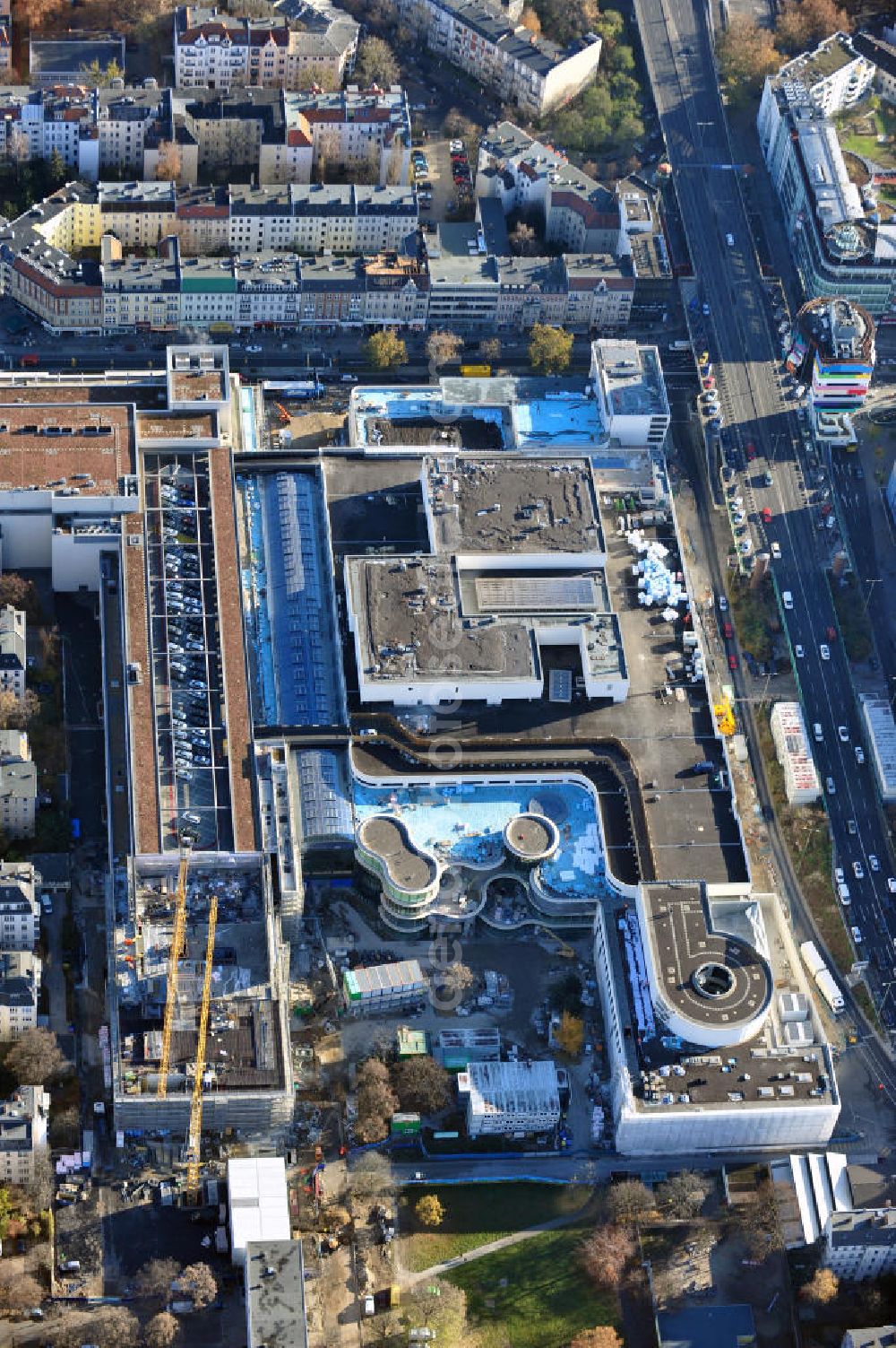 Aerial image Berlin Steglitz - Blick auf das Baufeld Einkaufszentrum Boulevard Berlin - Steglitz. Das Baufeld wird im Osten durch die Schlossstraße, im Süden durch die Schildhornstraße, im Westen durch die Lepsius- straße bzw. den Harry-Breslau-Park und im Norden durch die Markelstraße begrenzt. Das ehemalige Wertheimgebäude steht unter Denkmalschutz. Daher sind Teile der Baukonstruktion und der Fassade zu erhalten und in das geplante Ensemble zu integrieren. Ausführendes Bauunternehmen ist die BAM Deutschland. Building area of the shopping center Boulevard Berlin.