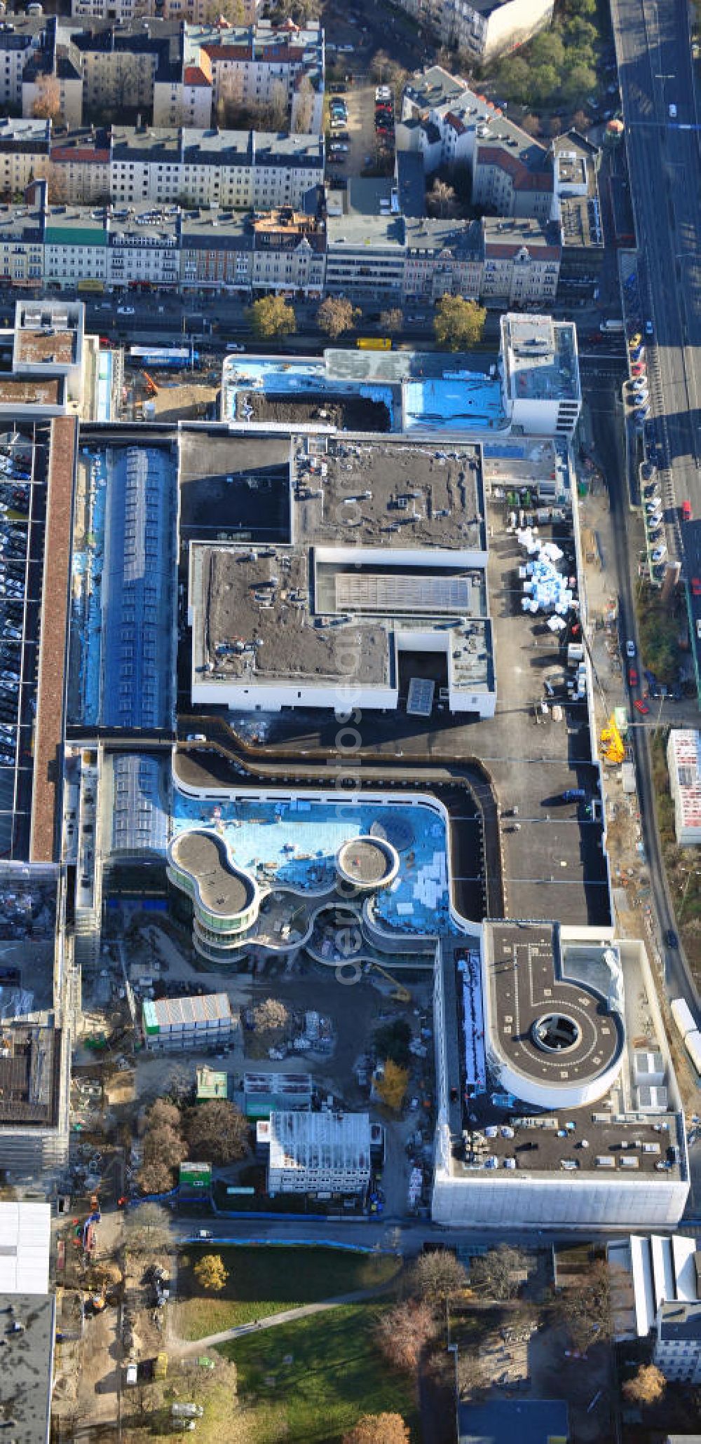 Aerial photograph Berlin Steglitz - Blick auf das Baufeld Einkaufszentrum Boulevard Berlin - Steglitz. Das Baufeld wird im Osten durch die Schlossstraße, im Süden durch die Schildhornstraße, im Westen durch die Lepsius- straße bzw. den Harry-Breslau-Park und im Norden durch die Markelstraße begrenzt. Das ehemalige Wertheimgebäude steht unter Denkmalschutz. Daher sind Teile der Baukonstruktion und der Fassade zu erhalten und in das geplante Ensemble zu integrieren. Ausführendes Bauunternehmen ist die BAM Deutschland. Building area of the shopping center Boulevard Berlin.