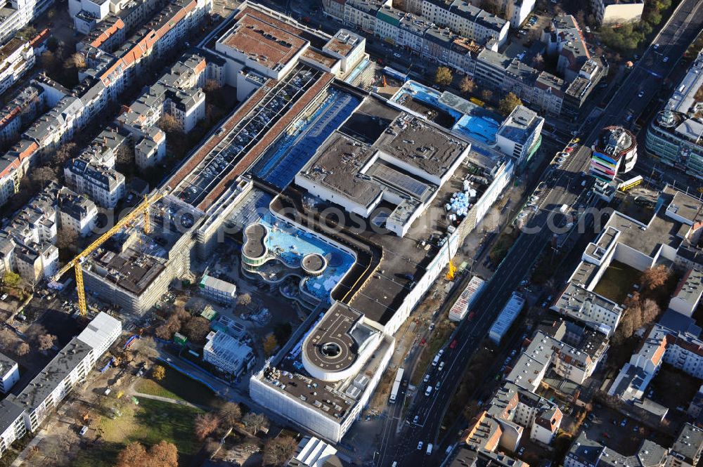 Berlin Steglitz from above - Blick auf das Baufeld Einkaufszentrum Boulevard Berlin - Steglitz. Das Baufeld wird im Osten durch die Schlossstraße, im Süden durch die Schildhornstraße, im Westen durch die Lepsius- straße bzw. den Harry-Breslau-Park und im Norden durch die Markelstraße begrenzt. Das ehemalige Wertheimgebäude steht unter Denkmalschutz. Daher sind Teile der Baukonstruktion und der Fassade zu erhalten und in das geplante Ensemble zu integrieren. Ausführendes Bauunternehmen ist die BAM Deutschland. Building area of the shopping center Boulevard Berlin.