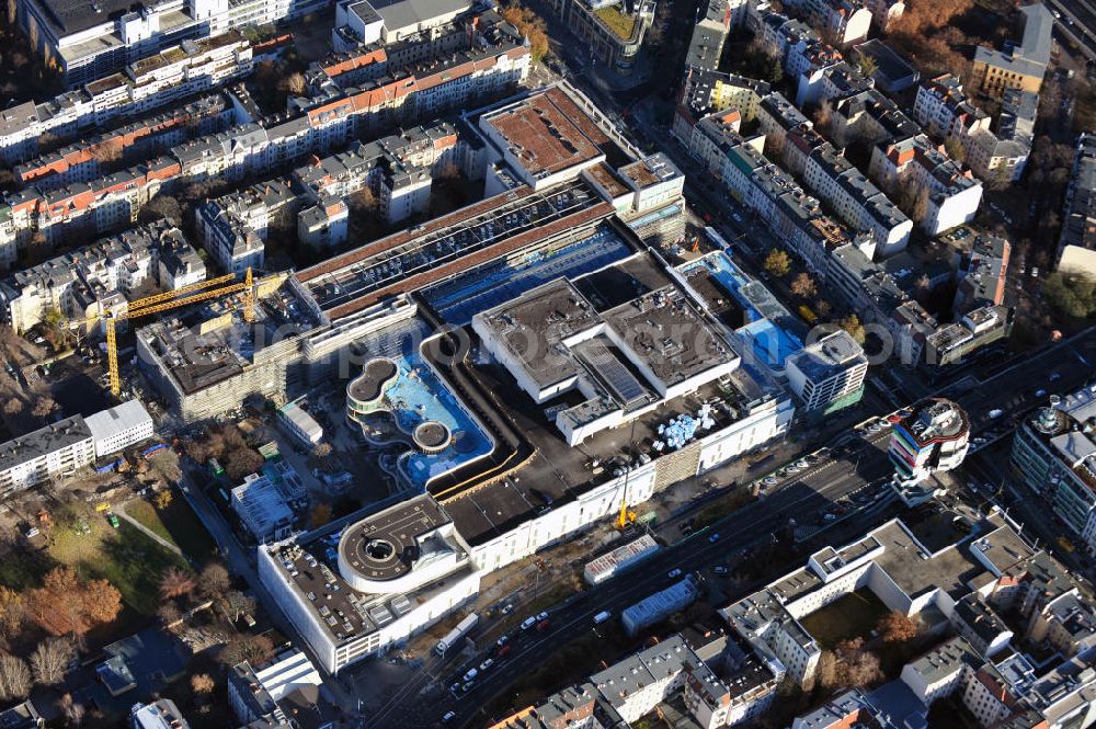 Berlin Steglitz from the bird's eye view: Blick auf das Baufeld Einkaufszentrum Boulevard Berlin - Steglitz. Das Baufeld wird im Osten durch die Schlossstraße, im Süden durch die Schildhornstraße, im Westen durch die Lepsius- straße bzw. den Harry-Breslau-Park und im Norden durch die Markelstraße begrenzt. Das ehemalige Wertheimgebäude steht unter Denkmalschutz. Daher sind Teile der Baukonstruktion und der Fassade zu erhalten und in das geplante Ensemble zu integrieren. Ausführendes Bauunternehmen ist die BAM Deutschland. Building area of the shopping center Boulevard Berlin.