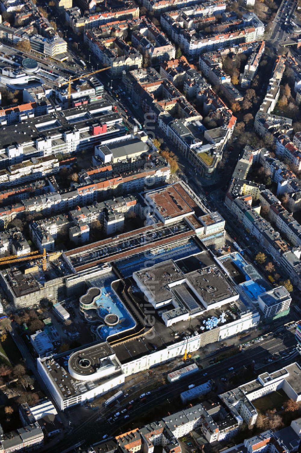 Aerial image Berlin Steglitz - Blick auf das Baufeld Einkaufszentrum Boulevard Berlin - Steglitz. Das Baufeld wird im Osten durch die Schlossstraße, im Süden durch die Schildhornstraße, im Westen durch die Lepsius- straße bzw. den Harry-Breslau-Park und im Norden durch die Markelstraße begrenzt. Das ehemalige Wertheimgebäude steht unter Denkmalschutz. Daher sind Teile der Baukonstruktion und der Fassade zu erhalten und in das geplante Ensemble zu integrieren. Ausführendes Bauunternehmen ist die BAM Deutschland. Building area of the shopping center Boulevard Berlin.