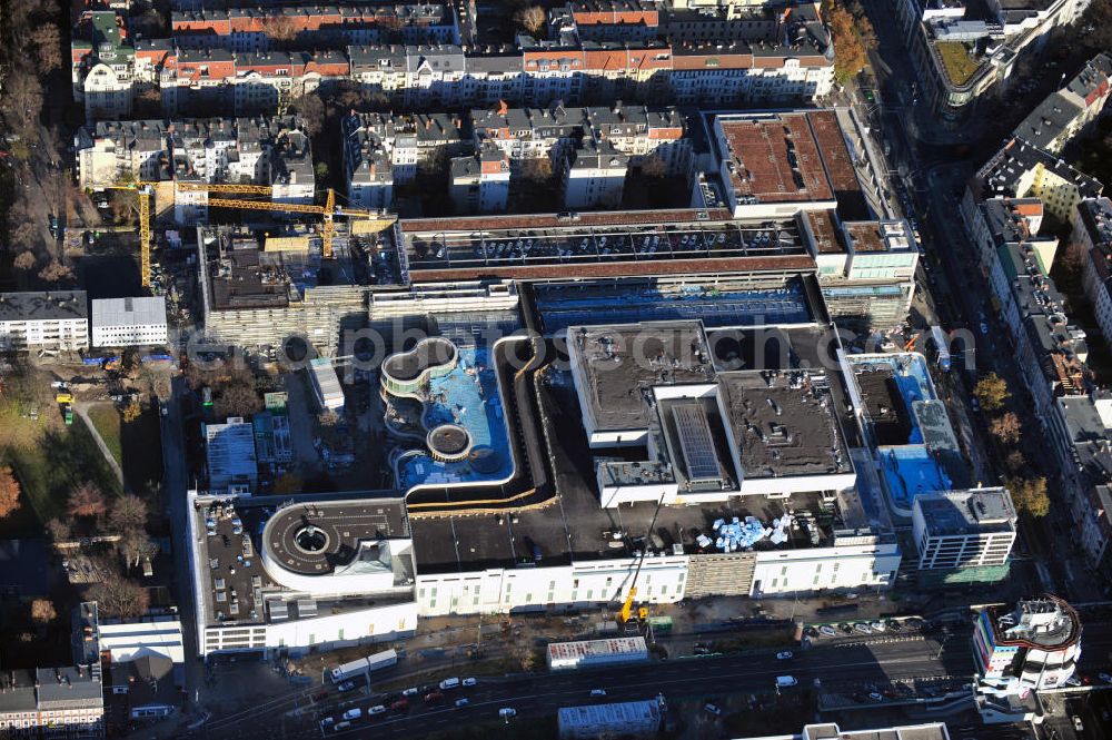 Aerial photograph Berlin Steglitz - Blick auf das Baufeld Einkaufszentrum Boulevard Berlin - Steglitz. Das Baufeld wird im Osten durch die Schlossstraße, im Süden durch die Schildhornstraße, im Westen durch die Lepsius- straße bzw. den Harry-Breslau-Park und im Norden durch die Markelstraße begrenzt. Das ehemalige Wertheimgebäude steht unter Denkmalschutz. Daher sind Teile der Baukonstruktion und der Fassade zu erhalten und in das geplante Ensemble zu integrieren. Ausführendes Bauunternehmen ist die BAM Deutschland. Building area of the shopping center Boulevard Berlin.