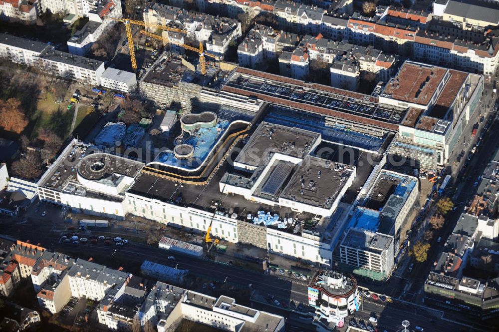 Berlin Steglitz from above - Blick auf das Baufeld Einkaufszentrum Boulevard Berlin - Steglitz. Das Baufeld wird im Osten durch die Schlossstraße, im Süden durch die Schildhornstraße, im Westen durch die Lepsius- straße bzw. den Harry-Breslau-Park und im Norden durch die Markelstraße begrenzt. Das ehemalige Wertheimgebäude steht unter Denkmalschutz. Daher sind Teile der Baukonstruktion und der Fassade zu erhalten und in das geplante Ensemble zu integrieren. Ausführendes Bauunternehmen ist die BAM Deutschland. Building area of the shopping center Boulevard Berlin.