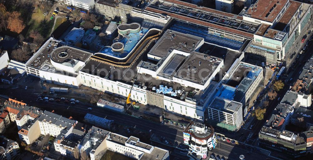 Berlin Steglitz from the bird's eye view: Blick auf das Baufeld Einkaufszentrum Boulevard Berlin - Steglitz. Das Baufeld wird im Osten durch die Schlossstraße, im Süden durch die Schildhornstraße, im Westen durch die Lepsius- straße bzw. den Harry-Breslau-Park und im Norden durch die Markelstraße begrenzt. Das ehemalige Wertheimgebäude steht unter Denkmalschutz. Daher sind Teile der Baukonstruktion und der Fassade zu erhalten und in das geplante Ensemble zu integrieren. Ausführendes Bauunternehmen ist die BAM Deutschland. Building area of the shopping center Boulevard Berlin.