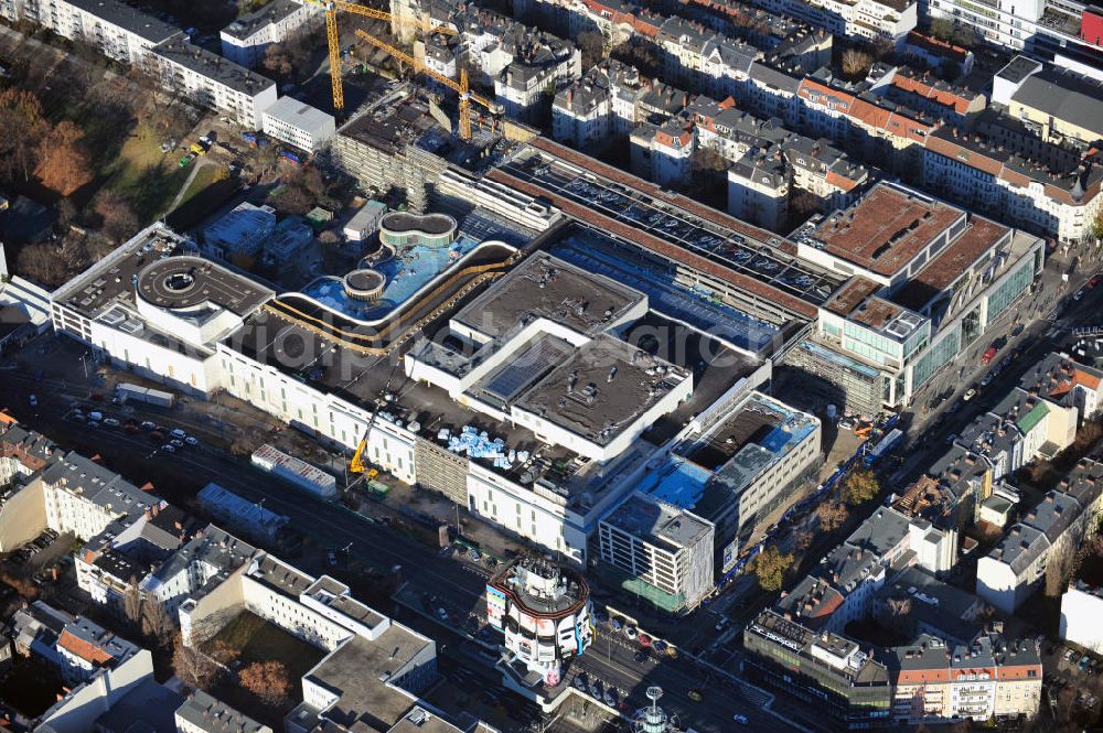 Aerial image Berlin Steglitz - Blick auf das Baufeld Einkaufszentrum Boulevard Berlin - Steglitz. Das Baufeld wird im Osten durch die Schlossstraße, im Süden durch die Schildhornstraße, im Westen durch die Lepsius- straße bzw. den Harry-Breslau-Park und im Norden durch die Markelstraße begrenzt. Das ehemalige Wertheimgebäude steht unter Denkmalschutz. Daher sind Teile der Baukonstruktion und der Fassade zu erhalten und in das geplante Ensemble zu integrieren. Ausführendes Bauunternehmen ist die BAM Deutschland. Building area of the shopping center Boulevard Berlin.