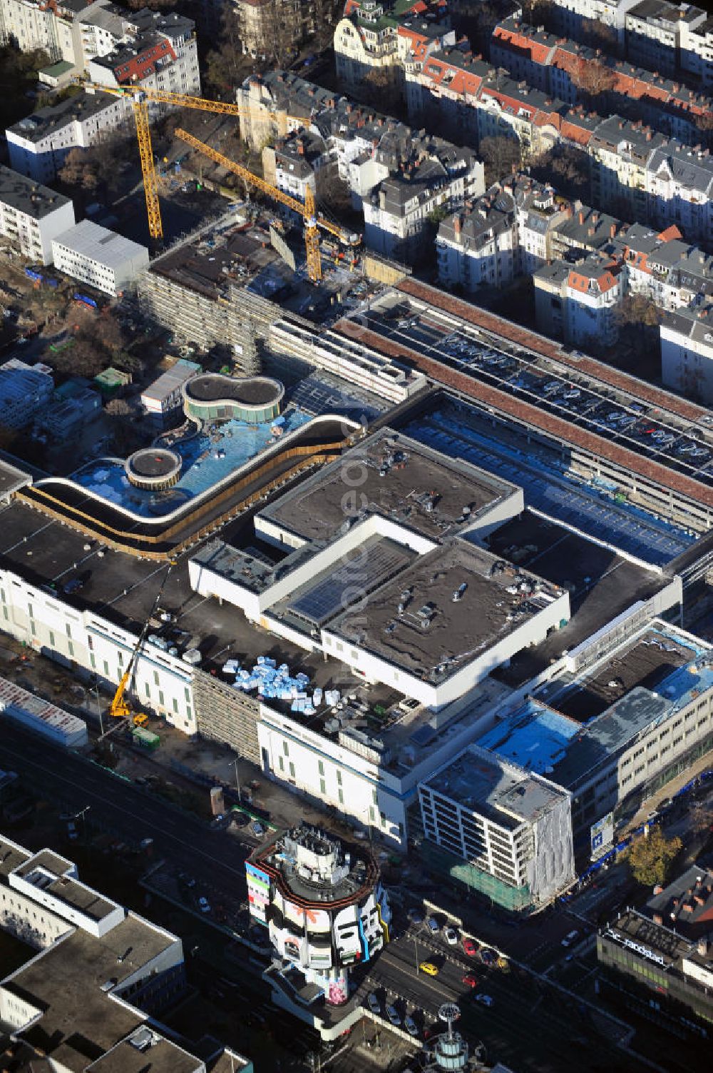 Aerial photograph Berlin Steglitz - Blick auf das Baufeld Einkaufszentrum Boulevard Berlin - Steglitz. Das Baufeld wird im Osten durch die Schlossstraße, im Süden durch die Schildhornstraße, im Westen durch die Lepsius- straße bzw. den Harry-Breslau-Park und im Norden durch die Markelstraße begrenzt. Das ehemalige Wertheimgebäude steht unter Denkmalschutz. Daher sind Teile der Baukonstruktion und der Fassade zu erhalten und in das geplante Ensemble zu integrieren. Ausführendes Bauunternehmen ist die BAM Deutschland. Building area of the shopping center Boulevard Berlin.