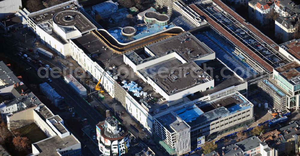 Berlin Steglitz from above - Blick auf das Baufeld Einkaufszentrum Boulevard Berlin - Steglitz. Das Baufeld wird im Osten durch die Schlossstraße, im Süden durch die Schildhornstraße, im Westen durch die Lepsius- straße bzw. den Harry-Breslau-Park und im Norden durch die Markelstraße begrenzt. Das ehemalige Wertheimgebäude steht unter Denkmalschutz. Daher sind Teile der Baukonstruktion und der Fassade zu erhalten und in das geplante Ensemble zu integrieren. Ausführendes Bauunternehmen ist die BAM Deutschland. Building area of the shopping center Boulevard Berlin.