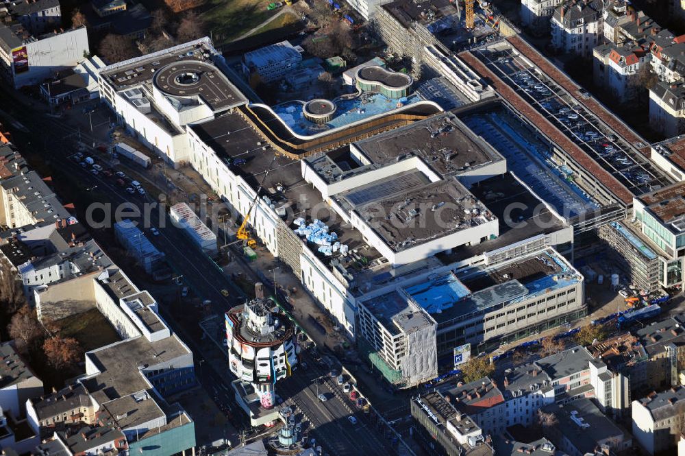 Berlin Steglitz from the bird's eye view: Blick auf das Baufeld Einkaufszentrum Boulevard Berlin - Steglitz. Das Baufeld wird im Osten durch die Schlossstraße, im Süden durch die Schildhornstraße, im Westen durch die Lepsius- straße bzw. den Harry-Breslau-Park und im Norden durch die Markelstraße begrenzt. Das ehemalige Wertheimgebäude steht unter Denkmalschutz. Daher sind Teile der Baukonstruktion und der Fassade zu erhalten und in das geplante Ensemble zu integrieren. Ausführendes Bauunternehmen ist die BAM Deutschland. Building area of the shopping center Boulevard Berlin.