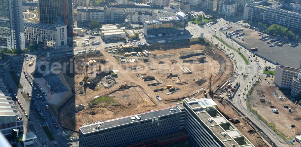 Frankfurt am Main from above - Baufeld des künftigen Gebäudekomplex Skyline Plaza auf dem Gelände des ehemaligen Frankfurter Hauptgüterbahnhofs im Stadtteil Gallus und Teil des Neubaugebiets Europaviertel. Bauherr ist die CA IMMO Deutschland (formals Vivico Real Estate) mit der ECE Projektmanagement GmbH. Das Ensemble soll ein Einkaufs- und Freizeitzentrum, ein von der Messegesellschaft betriebenes Kongresszentrum, ein Hotel- und ein Bürohochhaus beinhalten.