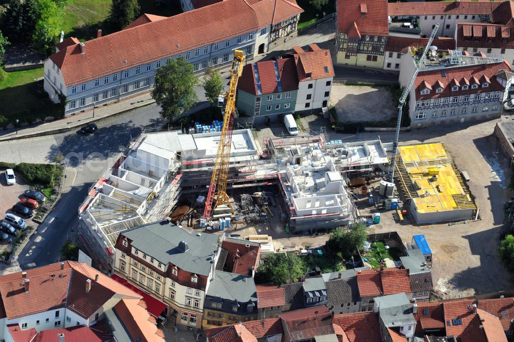 Aerial image Arnstadt - Baustelle an der Strasse Obere Weiße in Arnstadt, Thüringen. Auf der Brachfläche rund um die 2006 abgerissene Nadel- und Stahlfabrik enstehen Wohnungen und Gewerbeeinheiten, deren Planung sich am historischen Stadtgrundriss und dem Verlauf der ehemaligen Bebauung aus dem 19. Jahrhundert orientiert und die besondere Lage des Baufeldes im Denkmalschutz- und Sanierungsgebiet von Arnstadt berücksichtigt. Construction area at street Obere Weisse in Arnstadt, Thuringia. On the brownfields around former pin and steel factory, demolished in 2006, apartments and commercial constructions are built. Their planning is oriented towards historical layout of the city and its development in 19th century, considering the special site in a monument protection and redevelopment area of Arnstadt. Bauherr: