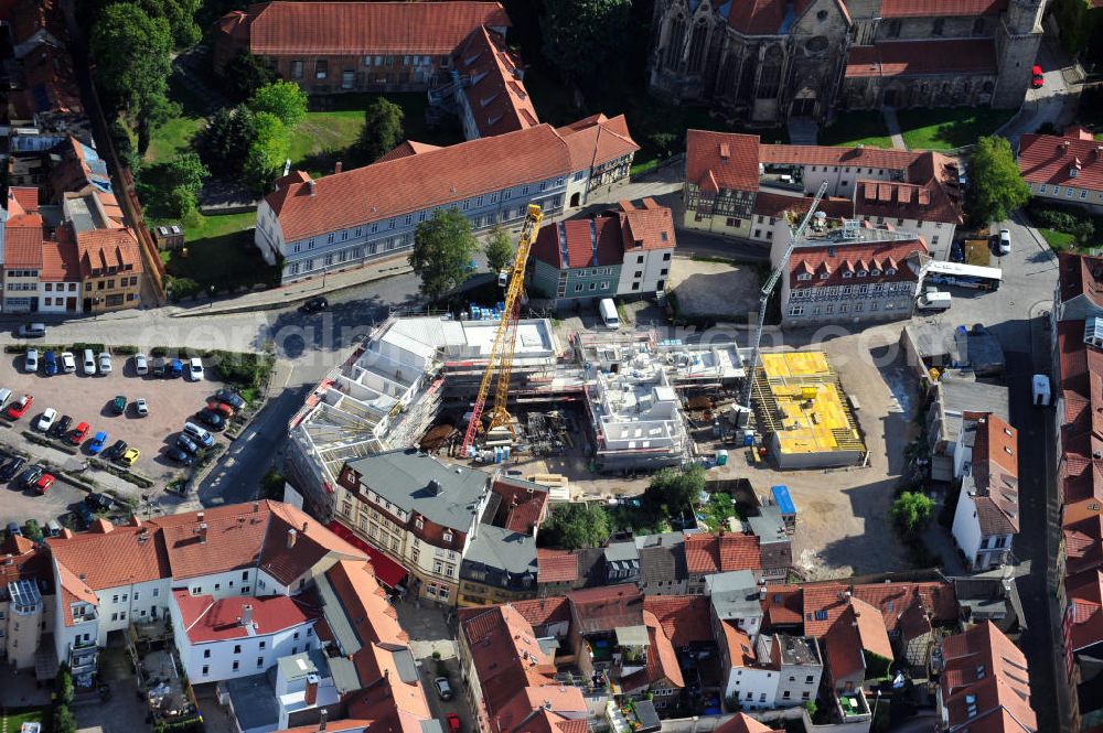 Aerial photograph Arnstadt - Baustelle an der Strasse Obere Weiße in Arnstadt, Thüringen. Auf der Brachfläche rund um die 2006 abgerissene Nadel- und Stahlfabrik enstehen Wohnungen und Gewerbeeinheiten, deren Planung sich am historischen Stadtgrundriss und dem Verlauf der ehemaligen Bebauung aus dem 19. Jahrhundert orientiert und die besondere Lage des Baufeldes im Denkmalschutz- und Sanierungsgebiet von Arnstadt berücksichtigt. Construction area at street Obere Weisse in Arnstadt, Thuringia. On the brownfields around former pin and steel factory, demolished in 2006, apartments and commercial constructions are built. Their planning is oriented towards historical layout of the city and its development in 19th century, considering the special site in a monument protection and redevelopment area of Arnstadt. Bauherr: