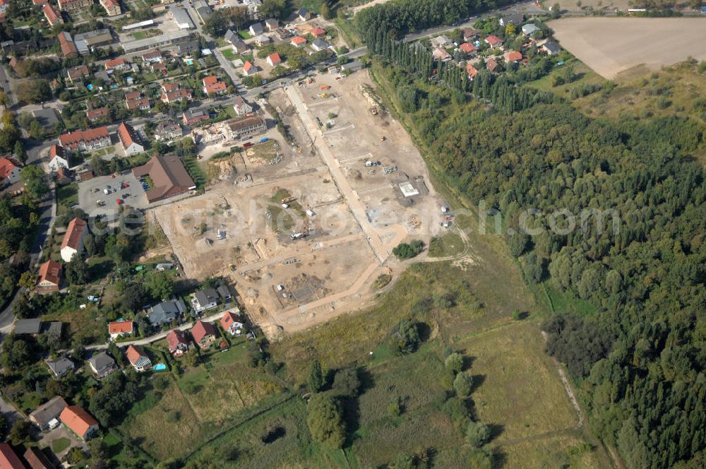 Aerial image Berlin - Blick auf die Baugrundstücke in Wartenberg Berlin-Hohenschönhausen. Das Bauvorhaben Wartenberger Luch ensteht auf der beräumten Fläche der einstigen DDR-Vorzeige LPG 1. Mai in Wartenberg. Die in Liquidation befindliche Landwirtschaftliche Produktionsgenossenschaft wurde 1953 durch den Zusammenschluss von 45 Gärtnern, Bauern und Landarbeitern gegründet.