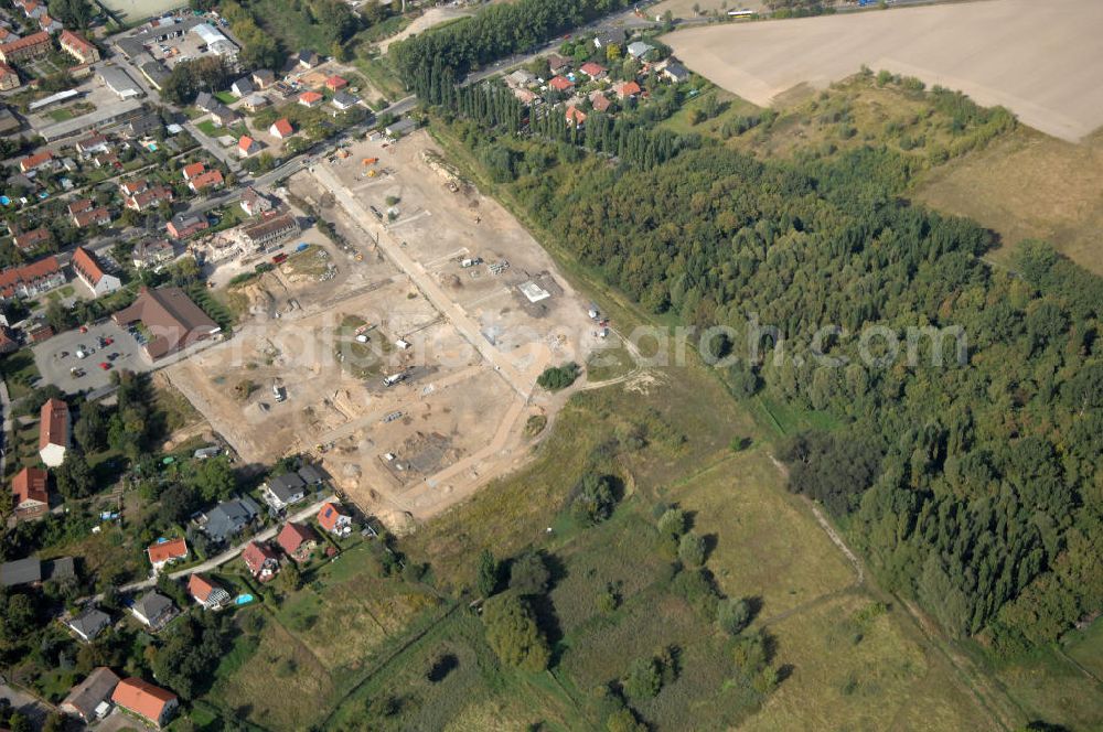 Aerial photograph Berlin - Blick auf die Baugrundstücke in Wartenberg Berlin-Hohenschönhausen. Das Bauvorhaben Wartenberger Luch ensteht auf der beräumten Fläche der einstigen DDR-Vorzeige LPG 1. Mai in Wartenberg. Die in Liquidation befindliche Landwirtschaftliche Produktionsgenossenschaft wurde 1953 durch den Zusammenschluss von 45 Gärtnern, Bauern und Landarbeitern gegründet.