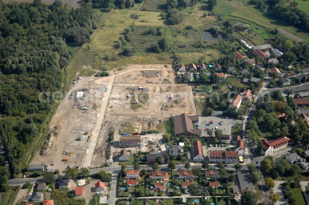 Aerial photograph Berlin - Blick auf die Baugrundstücke in Wartenberg Berlin-Hohenschönhausen. Das Bauvorhaben Wartenberger Luch ensteht auf der beräumten Fläche der einstigen DDR-Vorzeige LPG 1. Mai in Wartenberg. Die in Liquidation befindliche Landwirtschaftliche Produktionsgenossenschaft wurde 1953 durch den Zusammenschluss von 45 Gärtnern, Bauern und Landarbeitern gegründet.