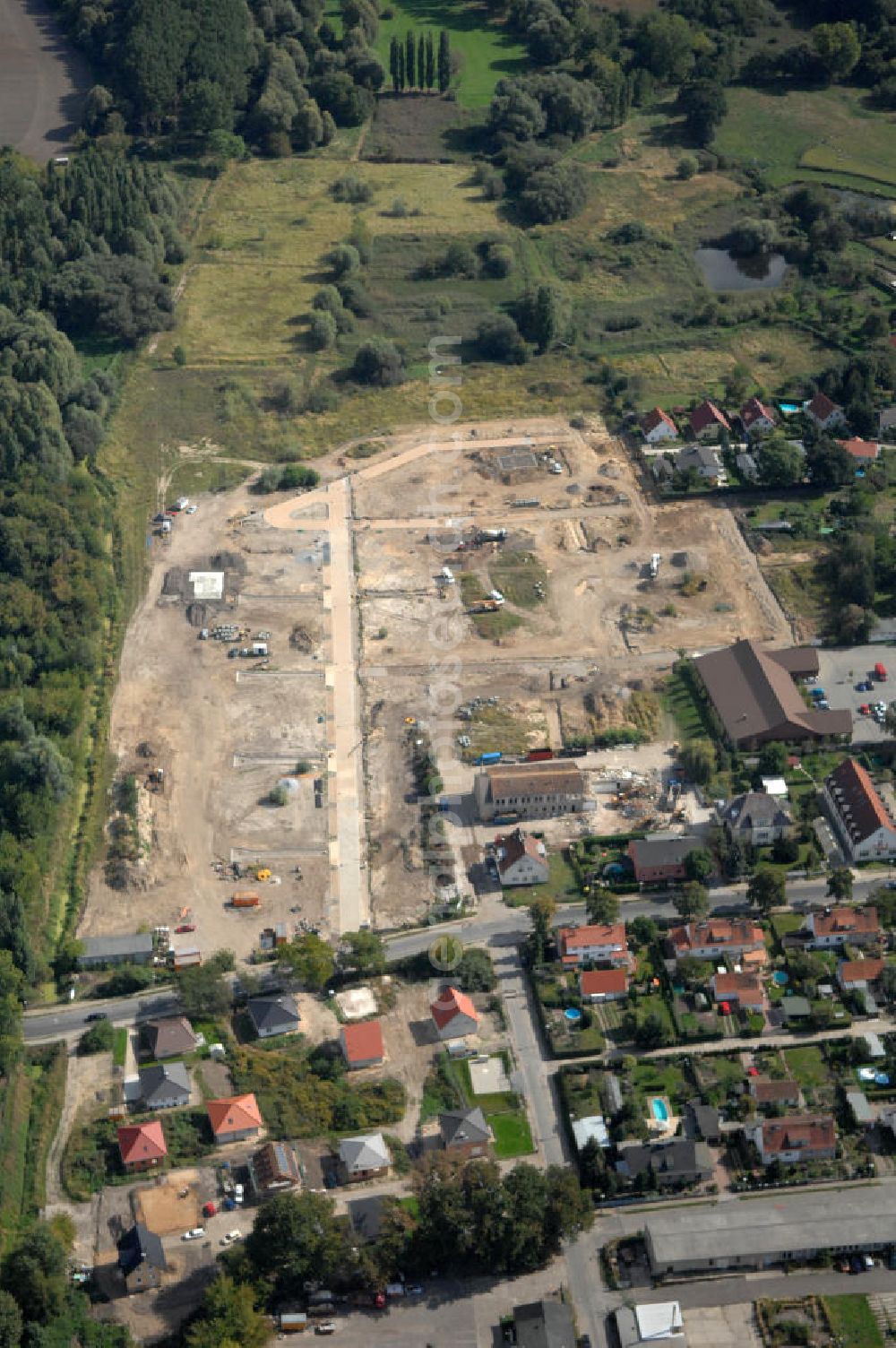 Berlin from the bird's eye view: Blick auf die Baugrundstücke in Wartenberg Berlin-Hohenschönhausen. Das Bauvorhaben Wartenberger Luch ensteht auf der beräumten Fläche der einstigen DDR-Vorzeige LPG 1. Mai in Wartenberg. Die in Liquidation befindliche Landwirtschaftliche Produktionsgenossenschaft wurde 1953 durch den Zusammenschluss von 45 Gärtnern, Bauern und Landarbeitern gegründet.