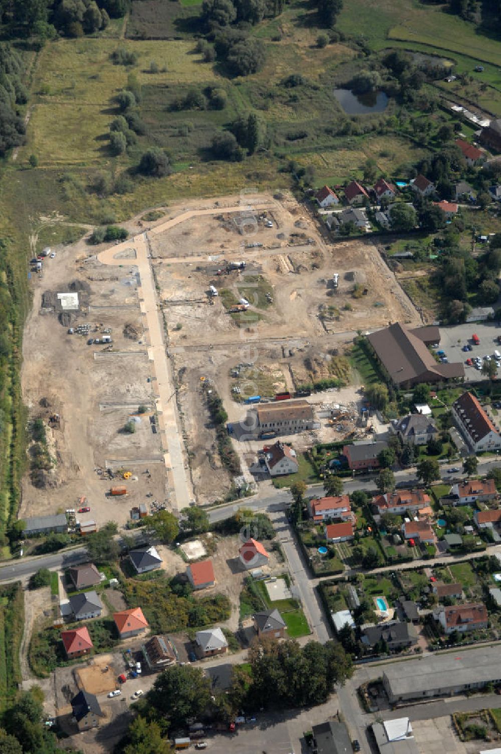 Aerial image Berlin - Blick auf die Baugrundstücke in Wartenberg Berlin-Hohenschönhausen. Das Bauvorhaben Wartenberger Luch ensteht auf der beräumten Fläche der einstigen DDR-Vorzeige LPG 1. Mai in Wartenberg. Die in Liquidation befindliche Landwirtschaftliche Produktionsgenossenschaft wurde 1953 durch den Zusammenschluss von 45 Gärtnern, Bauern und Landarbeitern gegründet.