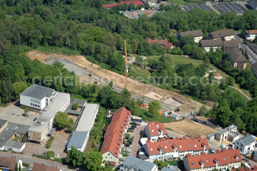 Bad Vilbel from above - Blick die Baustelle der Wohnanlage am Tannenweg der cds Wohnbau GmbH. In Waldrandlage entstehen hier mehrere Wohnneubauten durch die cds Wohnbau GmbH, einem Frankfurter Immobiliendienstleister. View the construction site of new development on Tannenweg. At the forest are several new residential buildings caused by the CDS Wohnbau GmbH, a Frankfurt real estate service providers.