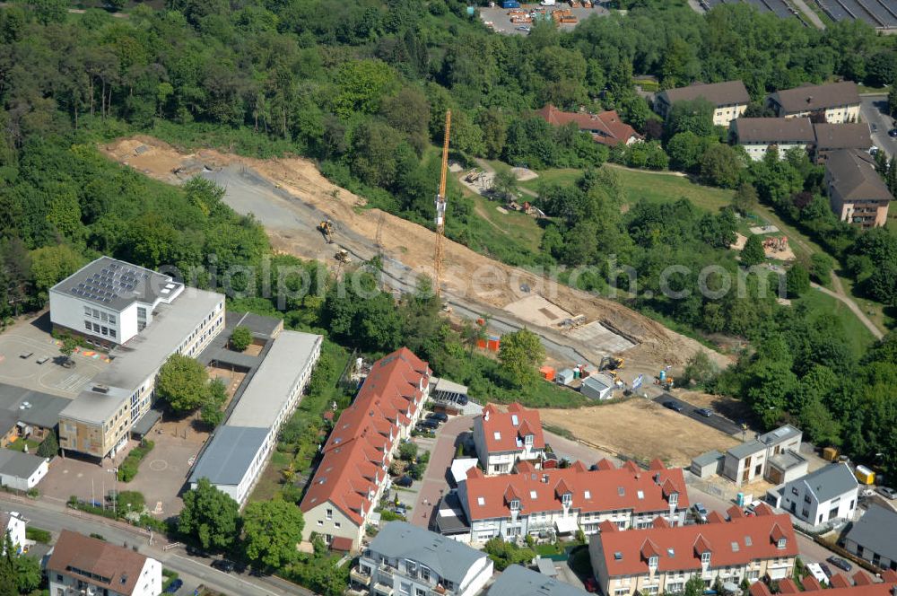 Bad Vilbel from the bird's eye view: Blick die Baustelle der Wohnanlage am Tannenweg der cds Wohnbau GmbH. In Waldrandlage entstehen hier mehrere Wohnneubauten durch die cds Wohnbau GmbH, einem Frankfurter Immobiliendienstleister. View the construction site of new development on Tannenweg. At the forest are several new residential buildings caused by the CDS Wohnbau GmbH, a Frankfurt real estate service providers.