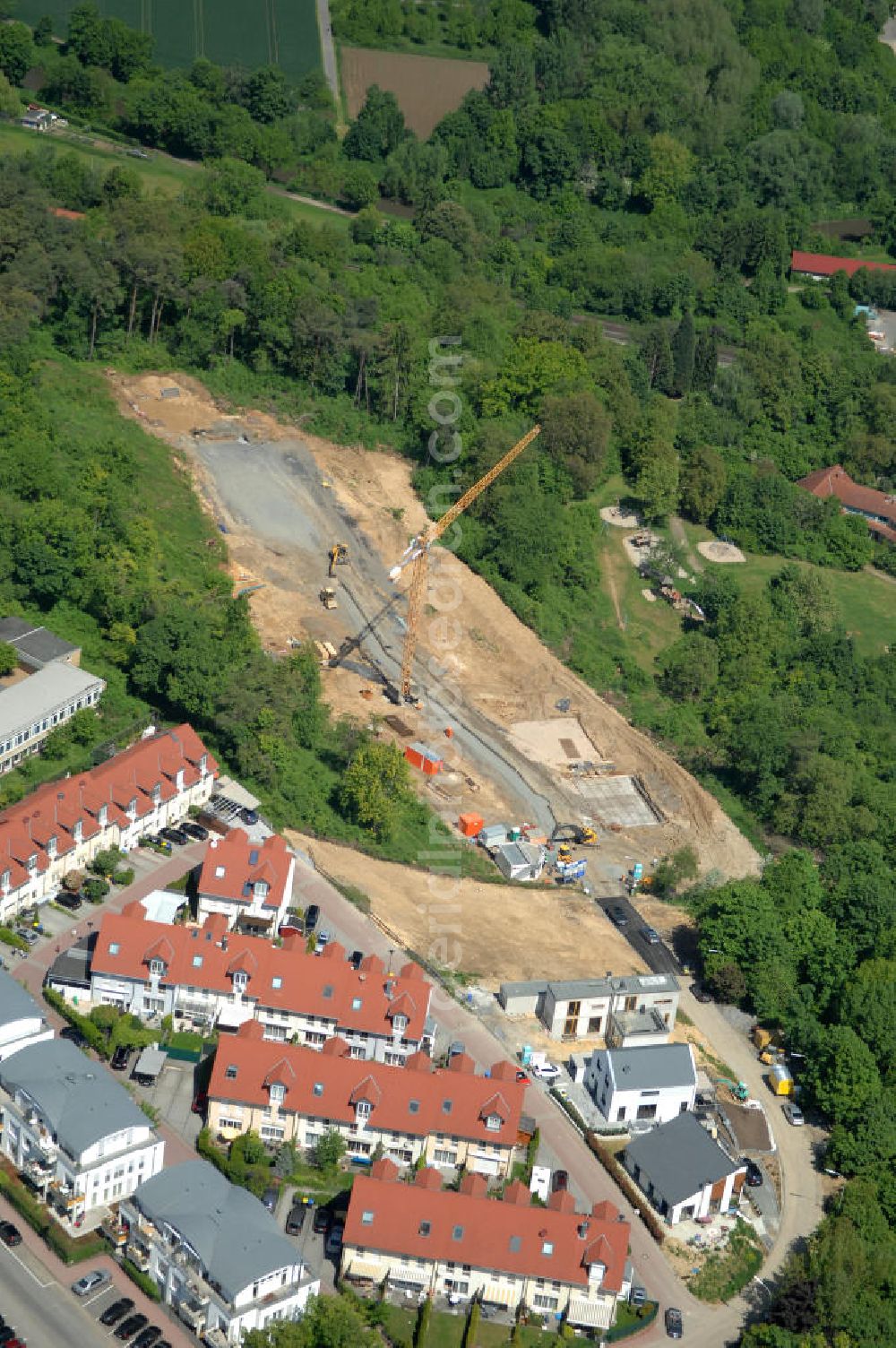 Aerial image Bad Vilbel - Blick die Baustelle der Wohnanlage am Tannenweg der cds Wohnbau GmbH. In Waldrandlage entstehen hier mehrere Wohnneubauten durch die cds Wohnbau GmbH, einem Frankfurter Immobiliendienstleister. View the construction site of new development on Tannenweg. At the forest are several new residential buildings caused by the CDS Wohnbau GmbH, a Frankfurt real estate service providers.