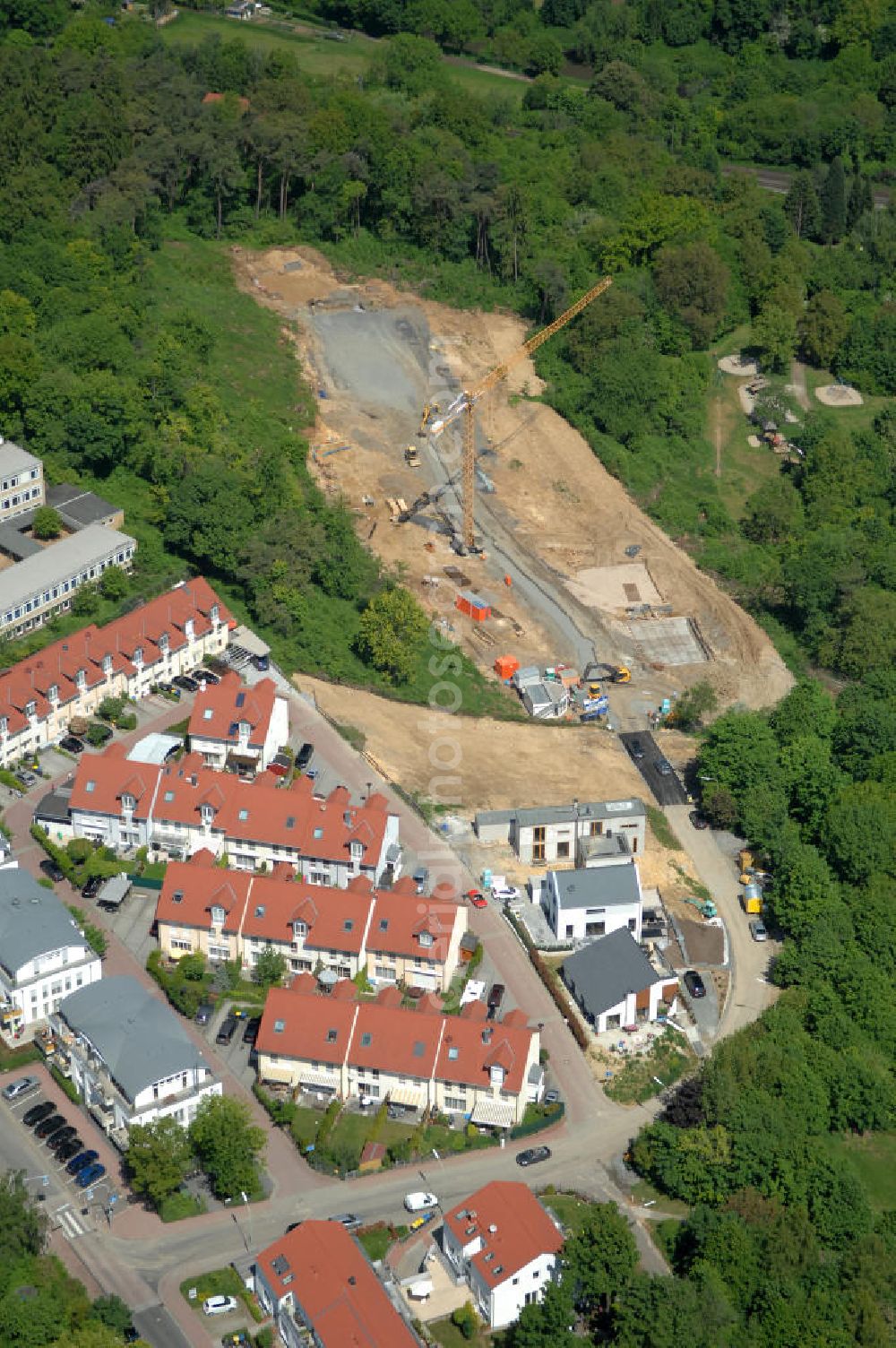 Aerial photograph Bad Vilbel - Blick die Baustelle der Wohnanlage am Tannenweg der cds Wohnbau GmbH. In Waldrandlage entstehen hier mehrere Wohnneubauten durch die cds Wohnbau GmbH, einem Frankfurter Immobiliendienstleister. View the construction site of new development on Tannenweg. At the forest are several new residential buildings caused by the CDS Wohnbau GmbH, a Frankfurt real estate service providers.