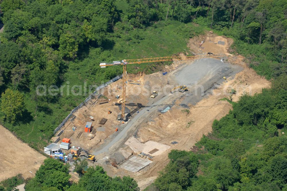 Bad Vilbel from above - Blick die Baustelle der Wohnanlage am Tannenweg der cds Wohnbau GmbH. In Waldrandlage entstehen hier mehrere Wohnneubauten durch die cds Wohnbau GmbH, einem Frankfurter Immobiliendienstleister. View the construction site of new development on Tannenweg. At the forest are several new residential buildings caused by the CDS Wohnbau GmbH, a Frankfurt real estate service providers.