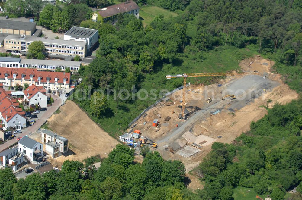 Bad Vilbel from the bird's eye view: Blick die Baustelle der Wohnanlage am Tannenweg der cds Wohnbau GmbH. In Waldrandlage entstehen hier mehrere Wohnneubauten durch die cds Wohnbau GmbH, einem Frankfurter Immobiliendienstleister. View the construction site of new development on Tannenweg. At the forest are several new residential buildings caused by the CDS Wohnbau GmbH, a Frankfurt real estate service providers.