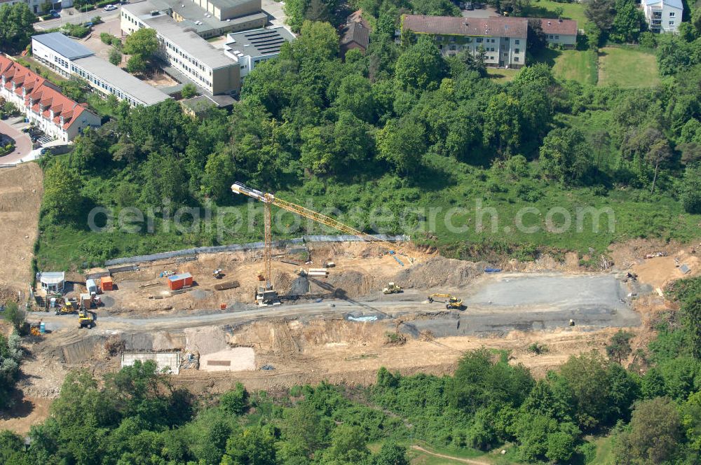 Bad Vilbel from above - Blick die Baustelle der Wohnanlage am Tannenweg der cds Wohnbau GmbH. In Waldrandlage entstehen hier mehrere Wohnneubauten durch die cds Wohnbau GmbH, einem Frankfurter Immobiliendienstleister. View the construction site of new development on Tannenweg. At the forest are several new residential buildings caused by the CDS Wohnbau GmbH, a Frankfurt real estate service providers.