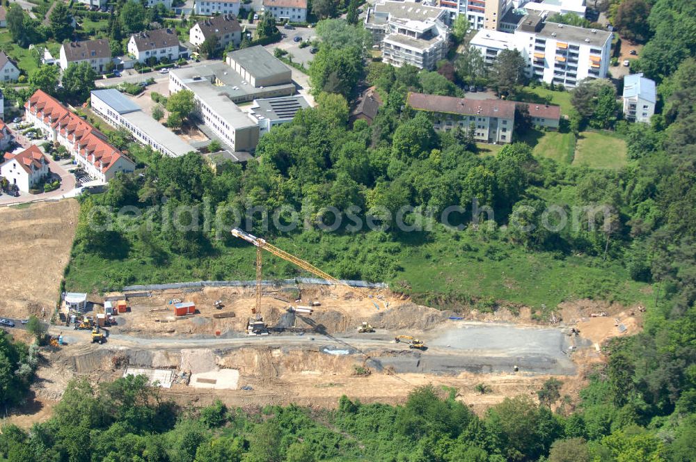 Bad Vilbel from the bird's eye view: Blick die Baustelle der Wohnanlage am Tannenweg der cds Wohnbau GmbH. In Waldrandlage entstehen hier mehrere Wohnneubauten durch die cds Wohnbau GmbH, einem Frankfurter Immobiliendienstleister. View the construction site of new development on Tannenweg. At the forest are several new residential buildings caused by the CDS Wohnbau GmbH, a Frankfurt real estate service providers.