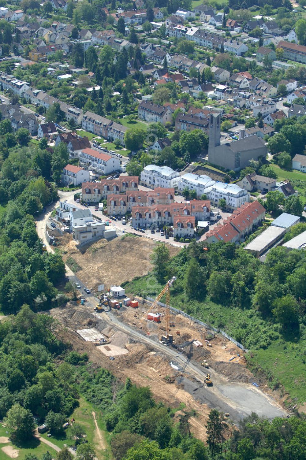 Aerial photograph Bad Vilbel - Blick die Baustelle der Wohnanlage am Tannenweg der cds Wohnbau GmbH. In Waldrandlage entstehen hier mehrere Wohnneubauten durch die cds Wohnbau GmbH, einem Frankfurter Immobiliendienstleister. View the construction site of new development on Tannenweg. At the forest are several new residential buildings caused by the CDS Wohnbau GmbH, a Frankfurt real estate service providers.