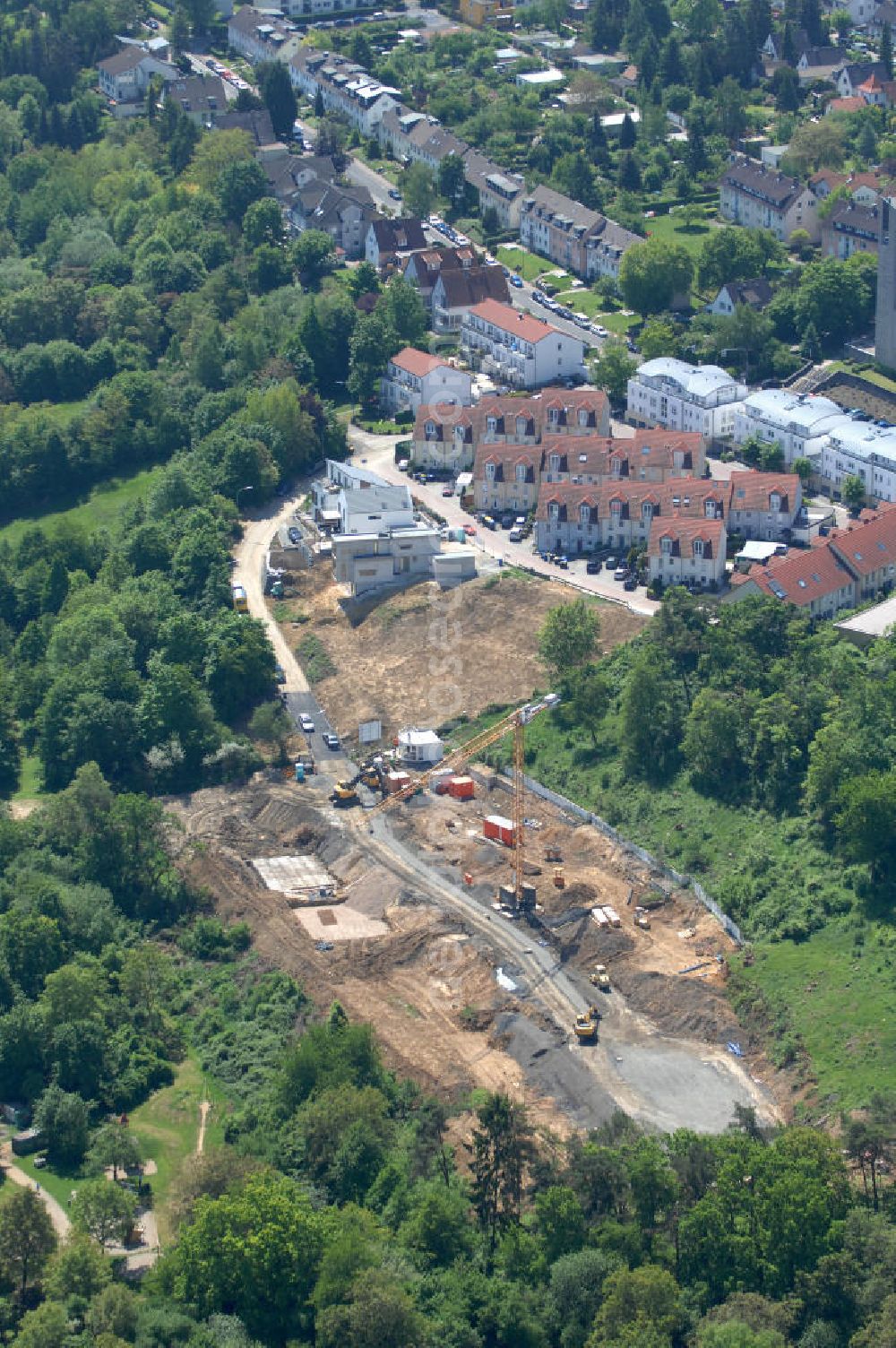 Bad Vilbel from above - Blick die Baustelle der Wohnanlage am Tannenweg der cds Wohnbau GmbH. In Waldrandlage entstehen hier mehrere Wohnneubauten durch die cds Wohnbau GmbH, einem Frankfurter Immobiliendienstleister. View the construction site of new development on Tannenweg. At the forest are several new residential buildings caused by the CDS Wohnbau GmbH, a Frankfurt real estate service providers.