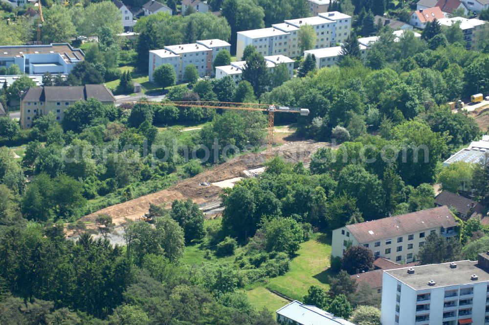 Bad Vilbel from the bird's eye view: Blick die Baustelle der Wohnanlage am Tannenweg der cds Wohnbau GmbH. In Waldrandlage entstehen hier mehrere Wohnneubauten durch die cds Wohnbau GmbH, einem Frankfurter Immobiliendienstleister. View the construction site of new development on Tannenweg. At the forest are several new residential buildings caused by the CDS Wohnbau GmbH, a Frankfurt real estate service providers.