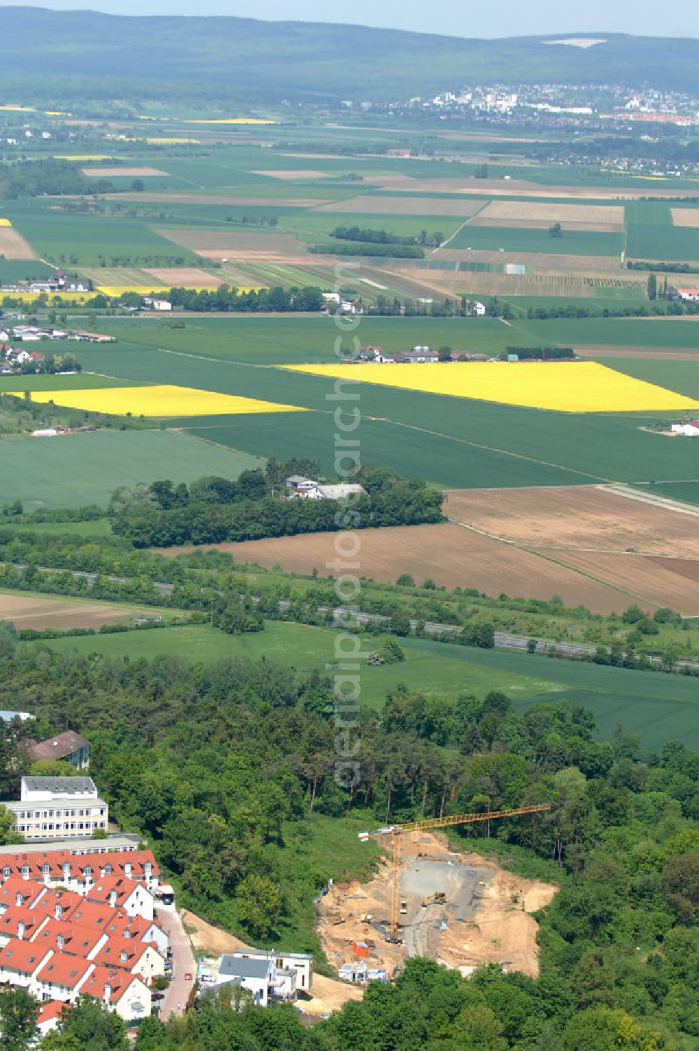 Aerial photograph Bad Vilbel - Blick die Baustelle der Wohnanlage am Tannenweg der cds Wohnbau GmbH. In Waldrandlage entstehen hier mehrere Wohnneubauten durch die cds Wohnbau GmbH, einem Frankfurter Immobiliendienstleister. View the construction site of new development on Tannenweg. At the forest are several new residential buildings caused by the CDS Wohnbau GmbH, a Frankfurt real estate service providers.