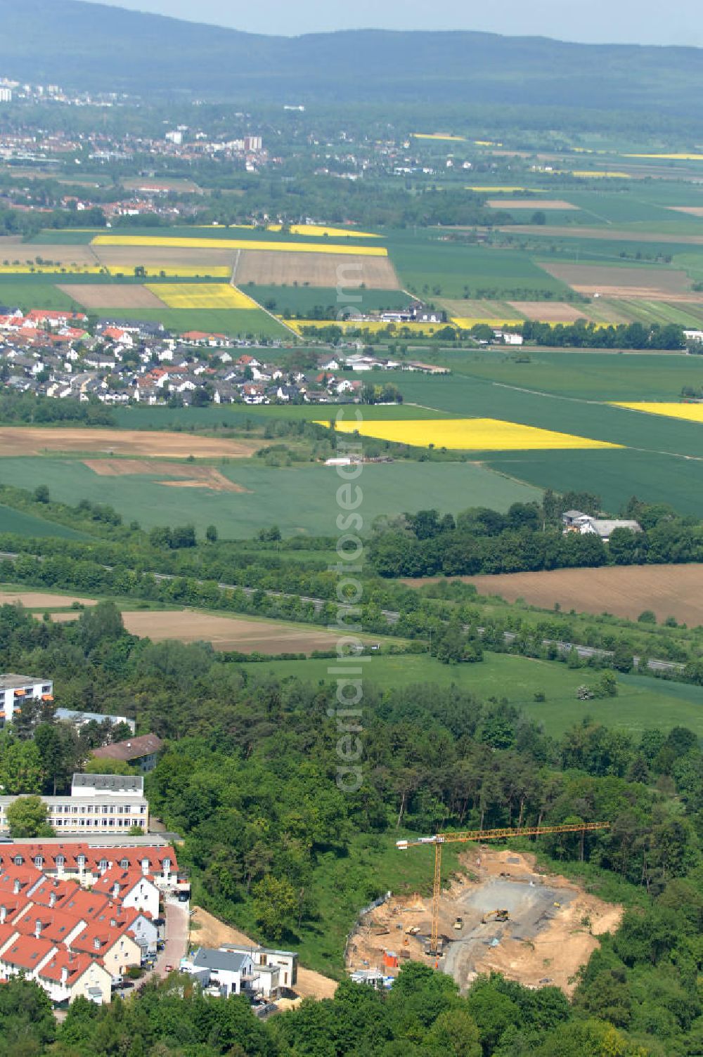 Bad Vilbel from above - Blick die Baustelle der Wohnanlage am Tannenweg der cds Wohnbau GmbH. In Waldrandlage entstehen hier mehrere Wohnneubauten durch die cds Wohnbau GmbH, einem Frankfurter Immobiliendienstleister. View the construction site of new development on Tannenweg. At the forest are several new residential buildings caused by the CDS Wohnbau GmbH, a Frankfurt real estate service providers.