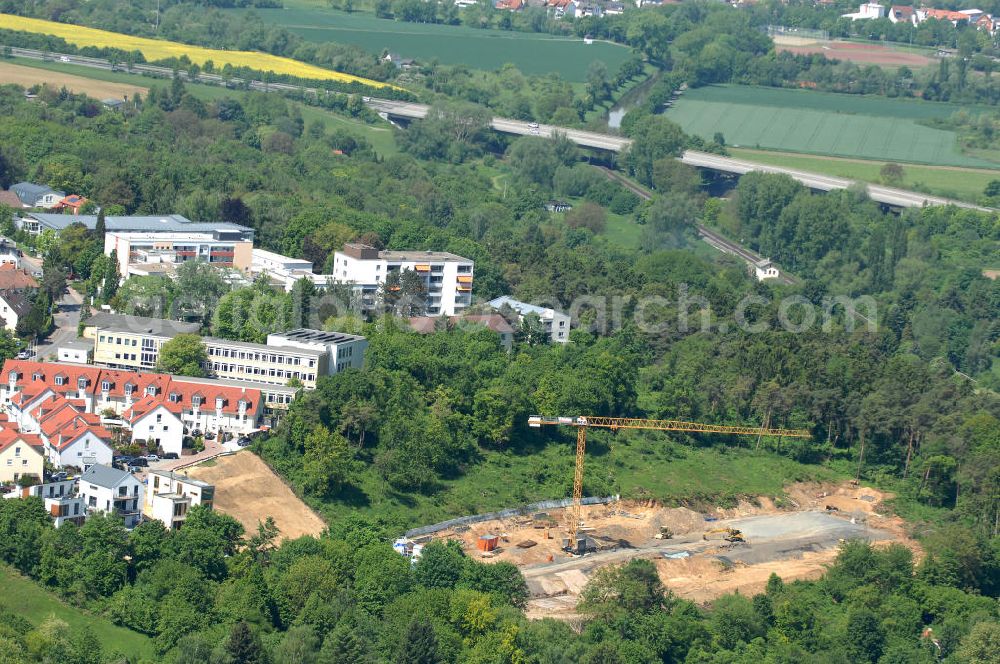 Bad Vilbel from the bird's eye view: Blick die Baustelle der Wohnanlage am Tannenweg der cds Wohnbau GmbH. In Waldrandlage entstehen hier mehrere Wohnneubauten durch die cds Wohnbau GmbH, einem Frankfurter Immobiliendienstleister. View the construction site of new development on Tannenweg. At the forest are several new residential buildings caused by the CDS Wohnbau GmbH, a Frankfurt real estate service providers.