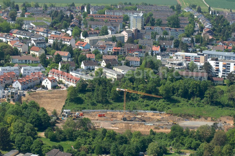 Bad Vilbel from above - Blick die Baustelle der Wohnanlage am Tannenweg der cds Wohnbau GmbH. In Waldrandlage entstehen hier mehrere Wohnneubauten durch die cds Wohnbau GmbH, einem Frankfurter Immobiliendienstleister. View the construction site of new development on Tannenweg. At the forest are several new residential buildings caused by the CDS Wohnbau GmbH, a Frankfurt real estate service providers.