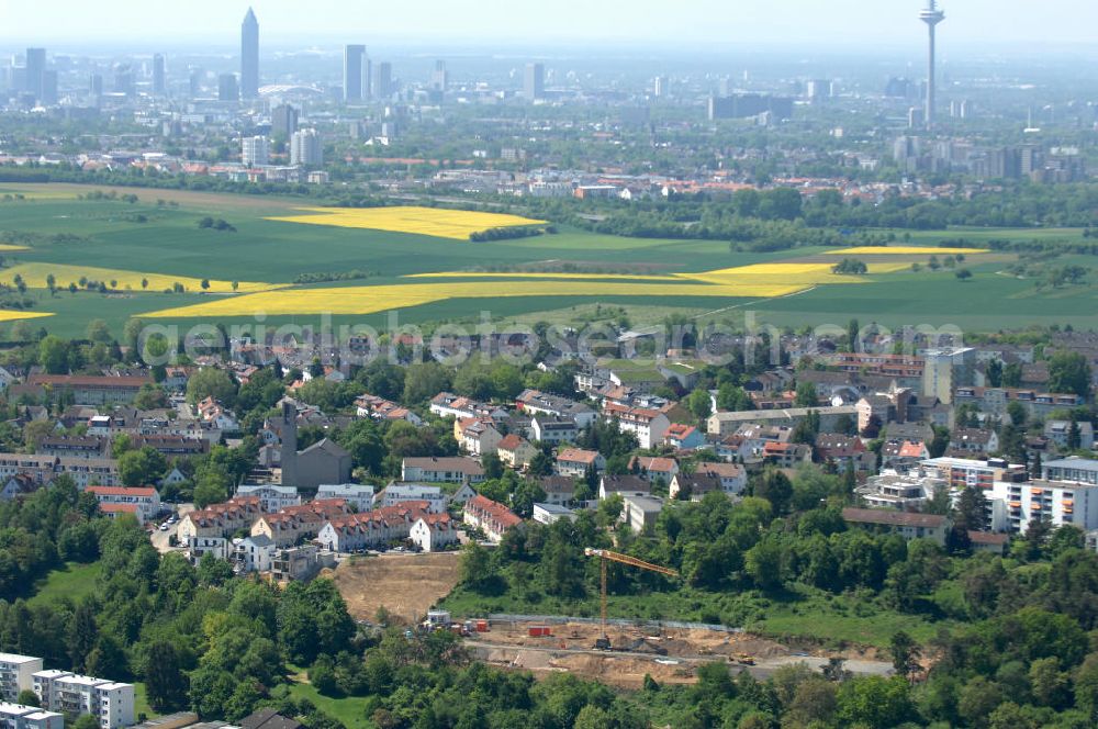 Aerial photograph Bad Vilbel - Blick die Baustelle der Wohnanlage am Tannenweg der cds Wohnbau GmbH. In Waldrandlage entstehen hier mehrere Wohnneubauten durch die cds Wohnbau GmbH, einem Frankfurter Immobiliendienstleister. View the construction site of new development on Tannenweg. At the forest are several new residential buildings caused by the CDS Wohnbau GmbH, a Frankfurt real estate service providers.