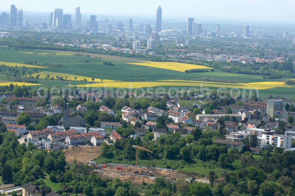 Bad Vilbel from above - Blick die Baustelle der Wohnanlage am Tannenweg der cds Wohnbau GmbH. In Waldrandlage entstehen hier mehrere Wohnneubauten durch die cds Wohnbau GmbH, einem Frankfurter Immobiliendienstleister. View the construction site of new development on Tannenweg. At the forest are several new residential buildings caused by the CDS Wohnbau GmbH, a Frankfurt real estate service providers.