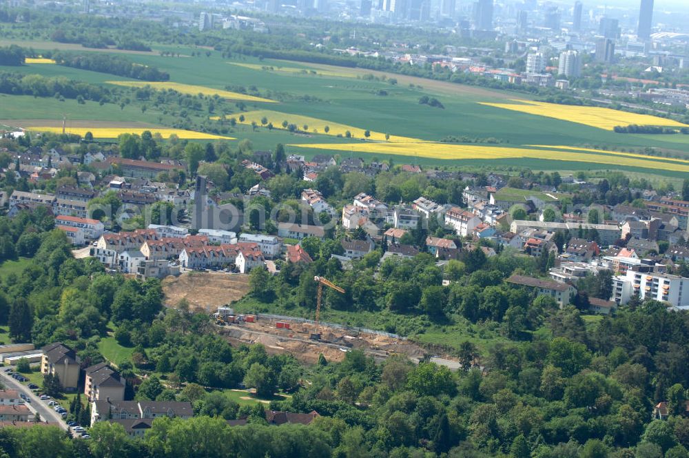 Aerial image Bad Vilbel - Blick die Baustelle der Wohnanlage am Tannenweg der cds Wohnbau GmbH. In Waldrandlage entstehen hier mehrere Wohnneubauten durch die cds Wohnbau GmbH, einem Frankfurter Immobiliendienstleister. View the construction site of new development on Tannenweg. At the forest are several new residential buildings caused by the CDS Wohnbau GmbH, a Frankfurt real estate service providers.