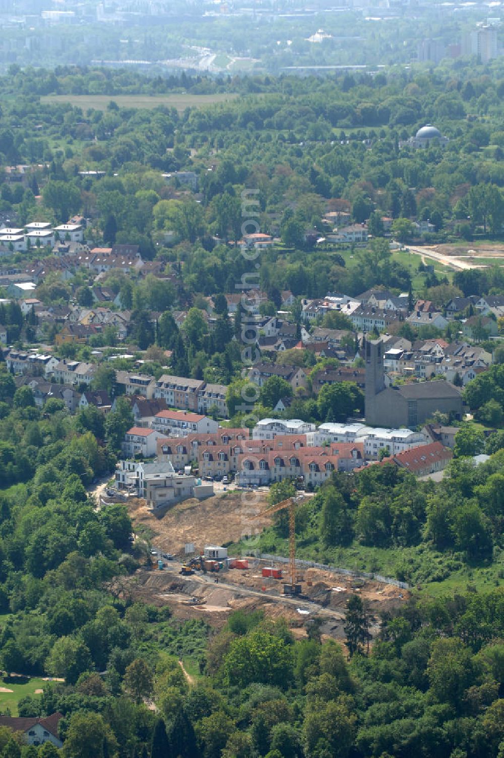 Bad Vilbel from above - Blick die Baustelle der Wohnanlage am Tannenweg der cds Wohnbau GmbH. In Waldrandlage entstehen hier mehrere Wohnneubauten durch die cds Wohnbau GmbH, einem Frankfurter Immobiliendienstleister. View the construction site of new development on Tannenweg. At the forest are several new residential buildings caused by the CDS Wohnbau GmbH, a Frankfurt real estate service providers.