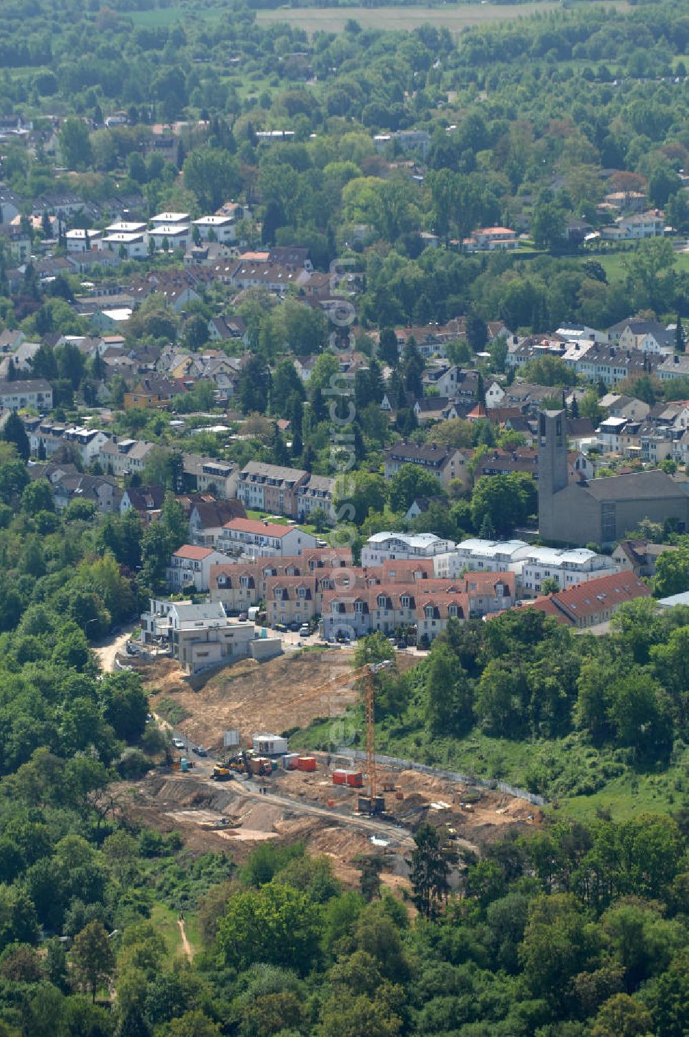 Bad Vilbel from the bird's eye view: Blick die Baustelle der Wohnanlage am Tannenweg der cds Wohnbau GmbH. In Waldrandlage entstehen hier mehrere Wohnneubauten durch die cds Wohnbau GmbH, einem Frankfurter Immobiliendienstleister. View the construction site of new development on Tannenweg. At the forest are several new residential buildings caused by the CDS Wohnbau GmbH, a Frankfurt real estate service providers.