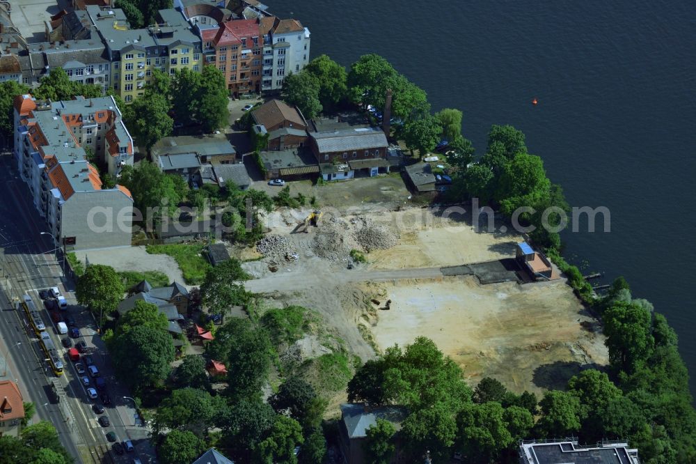 Aerial image Berlin Köpenick - Construction site for new residential construction of RESIDENTIAL QUARTER UFERKRONE at the riverside at Linden Street in Berlin Koepenick