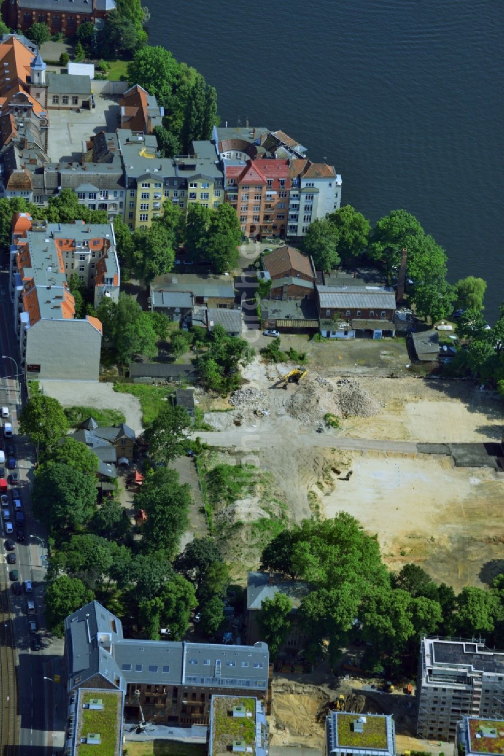 Berlin Köpenick from above - Construction site for new residential construction of RESIDENTIAL QUARTER UFERKRONE at the riverside at Linden Street in Berlin Koepenick