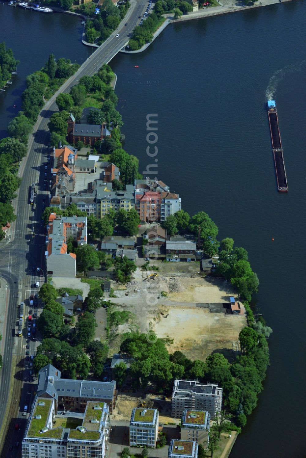 Berlin Köpenick from the bird's eye view: Construction site for new residential construction of RESIDENTIAL QUARTER UFERKRONE at the riverside at Linden Street in Berlin Koepenick