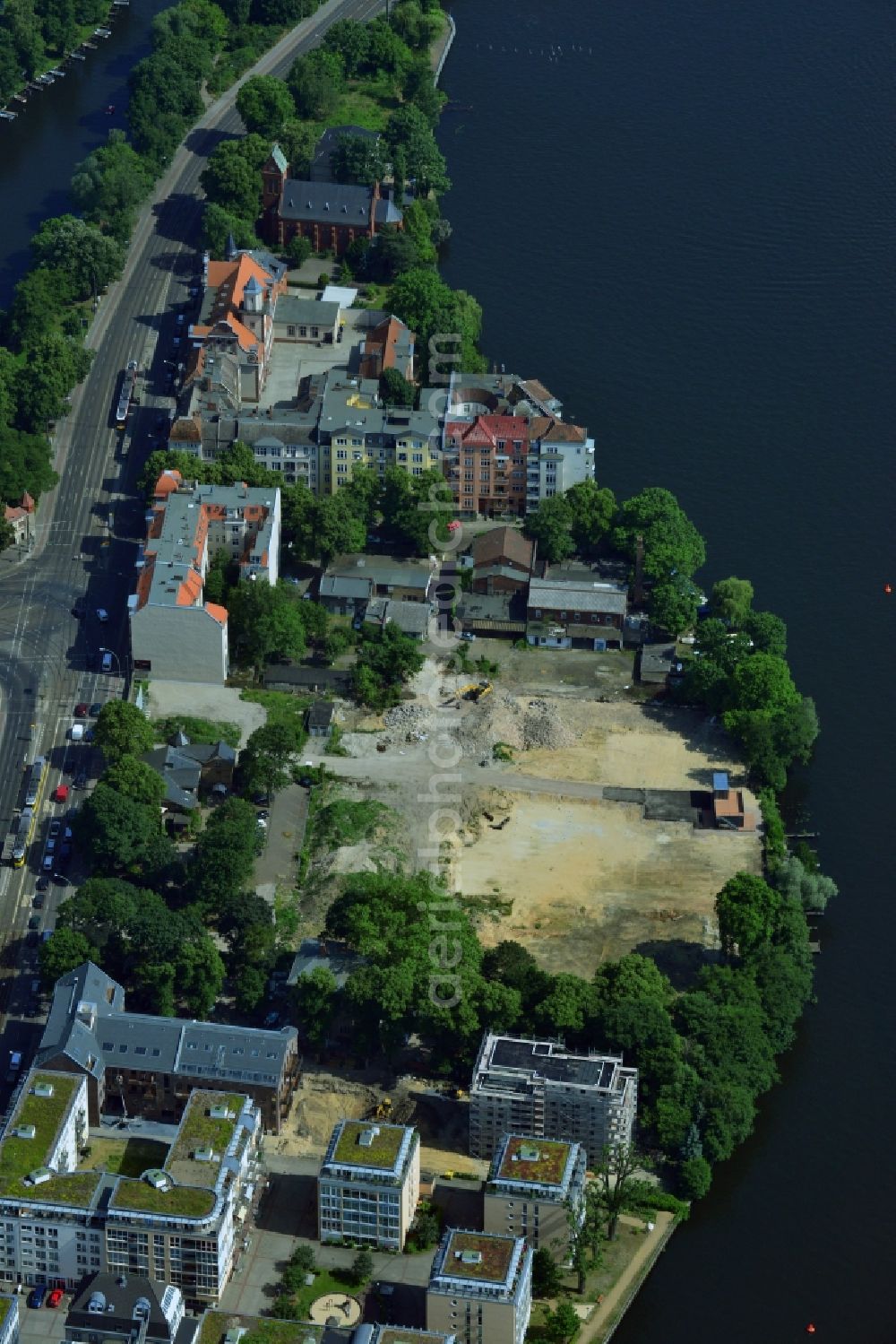 Aerial image Berlin Köpenick - Construction site for new residential construction of RESIDENTIAL QUARTER UFERKRONE at the riverside at Linden Street in Berlin Koepenick