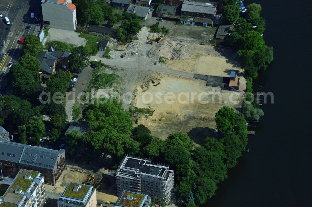 Aerial photograph Berlin Köpenick - Construction site for new residential construction of RESIDENTIAL QUARTER UFERKRONE at the riverside at Linden Street in Berlin Koepenick