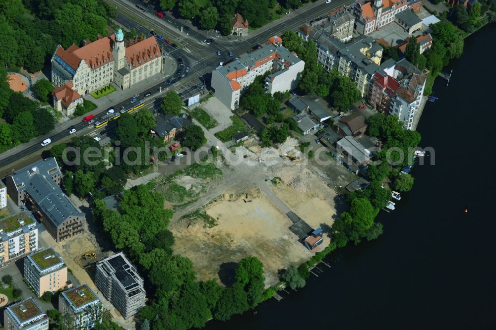 Berlin Köpenick from the bird's eye view: Construction site for new residential construction of RESIDENTIAL QUARTER UFERKRONE at the riverside at Linden Street in Berlin Koepenick